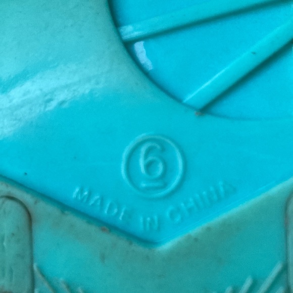 Kate Spade- Excellent used condition Turquoise and Gold bow jelly sandals size 6 - Picture 11 of 12